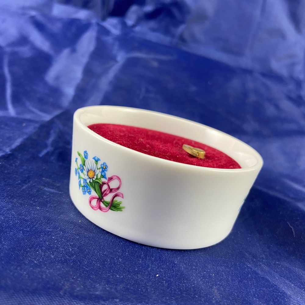 Vintage 1985 Music Trinket Box Heritage House Plays “ Yesterday “ Love Songs - Picture 9 of 12